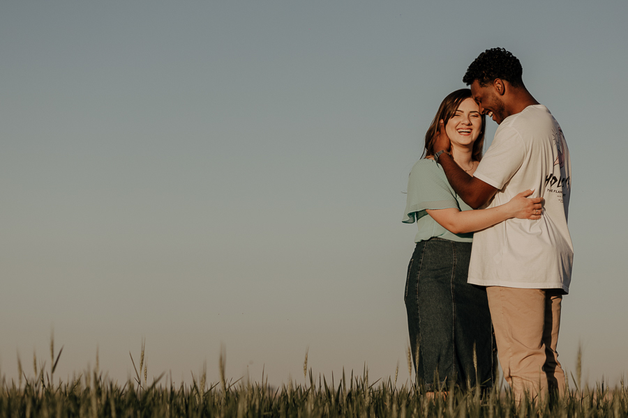 ENSAIO DE CASAL ESTILOSO FEITO EM PLANTAÇÃO DE TRIGO EM MARINGA NO PARANA E FOTOGRAFADO POR LUCAS DREHER E ALINE DREHER