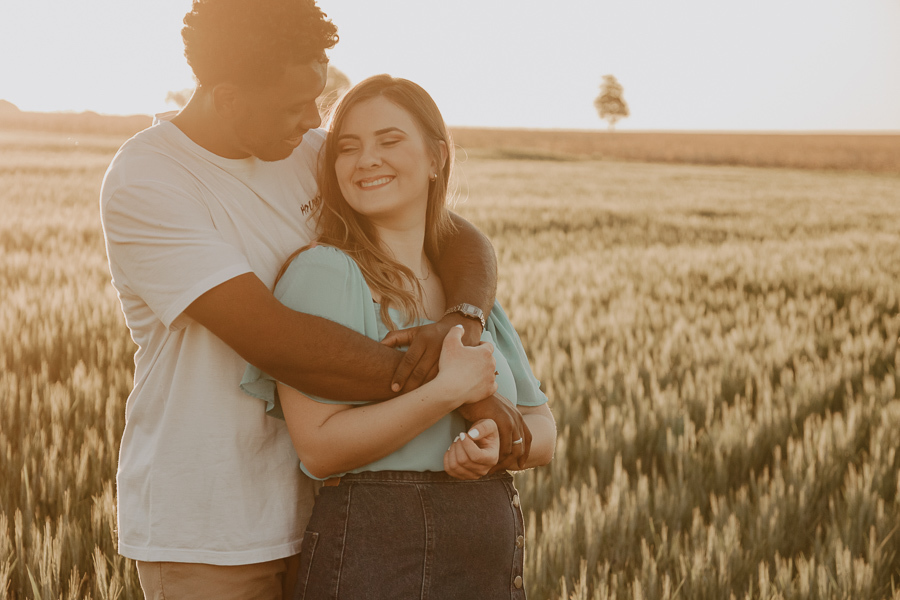 ENSAIO DE CASAL ESTILOSO FEITO EM PLANTAÇÃO DE TRIGO EM MARINGA NO PARANA E FOTOGRAFADO POR LUCAS DREHER E ALINE DREHER