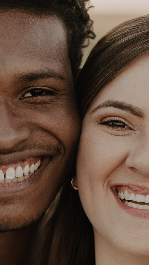 ENSAIO DE CASAL ESTILOSO FEITO EM PLANTAÇÃO DE TRIGO EM MARINGA NO PARANA E FOTOGRAFADO POR LUCAS DREHER E ALINE DREHER
