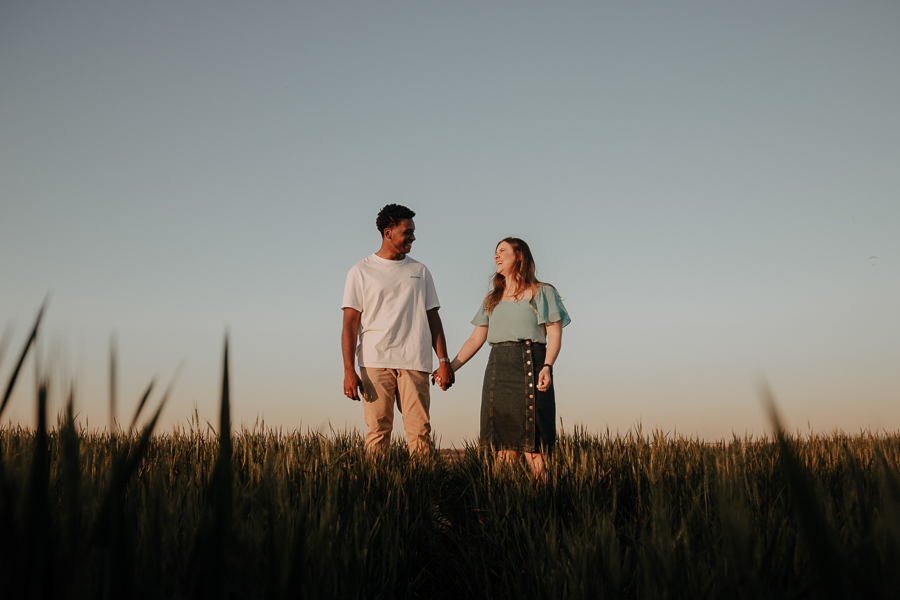 ENSAIO DE CASAL ESTILOSO FEITO EM PLANTAÇÃO DE TRIGO EM MARINGA NO PARANA E FOTOGRAFADO POR LUCAS DREHER E ALINE DREHER