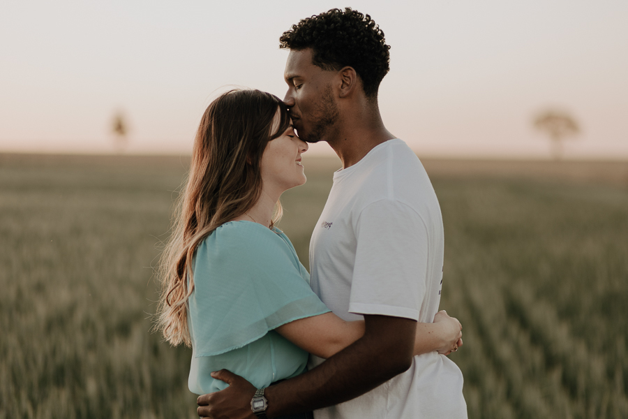 ENSAIO DE CASAL ESTILOSO FEITO EM PLANTAÇÃO DE TRIGO EM MARINGA NO PARANA E FOTOGRAFADO POR LUCAS DREHER E ALINE DREHER