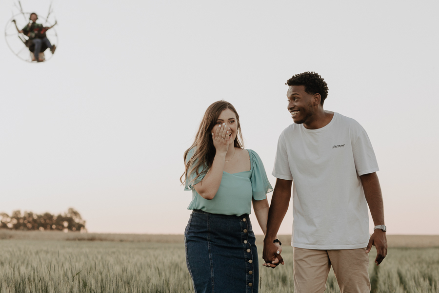ENSAIO DE CASAL ESTILOSO FEITO EM PLANTAÇÃO DE TRIGO EM MARINGA NO PARANA E FOTOGRAFADO POR LUCAS DREHER E ALINE DREHER