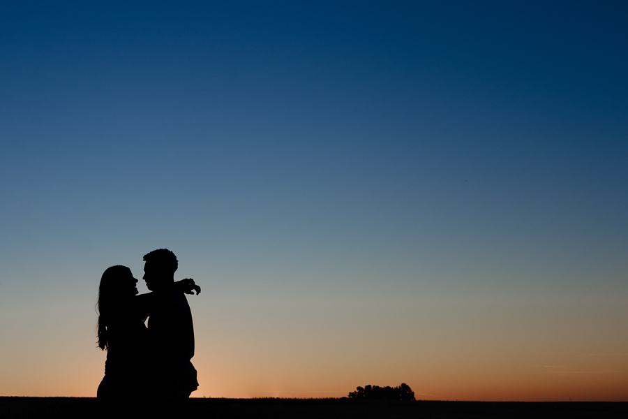 ENSAIO DE CASAL ESTILOSO FEITO EM PLANTAÇÃO DE TRIGO EM MARINGA NO PARANA E FOTOGRAFADO POR LUCAS DREHER E ALINE DREHER