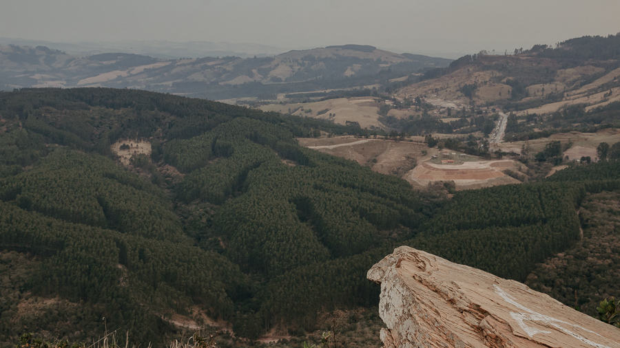 UM LINDO ENSAIO DE CASAL REALIZADO NO MORRO DA PEDRA BRANCA EM ORTIGUEIRA PARANA E FOTOGRAFADO POR LUCAS DREHER PRE WEDDING NO MORRO