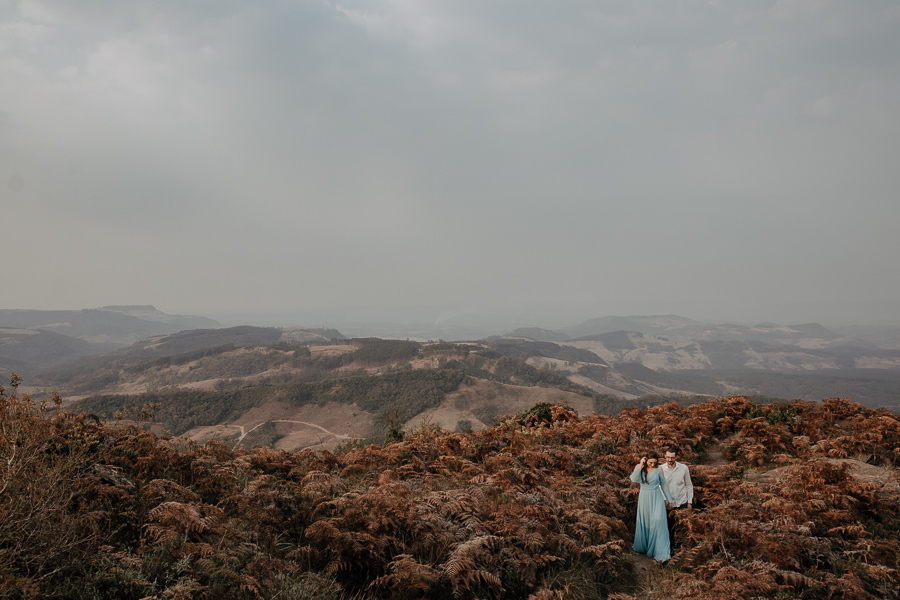 UM LINDO ENSAIO DE CASAL REALIZADO NO MORRO DA PEDRA BRANCA EM ORTIGUEIRA PARANA E FOTOGRAFADO POR LUCAS DREHER PRE WEDDING NO MORRO