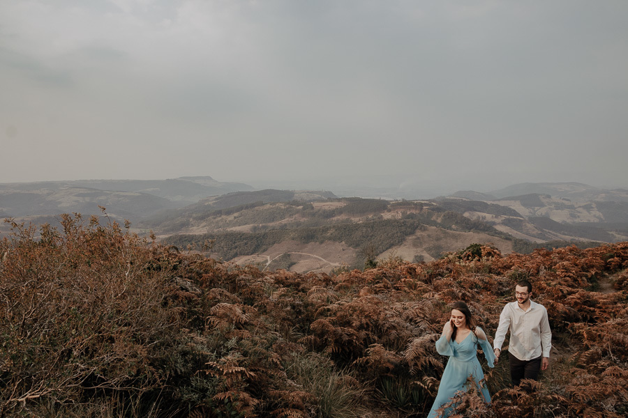 UM LINDO ENSAIO DE CASAL REALIZADO NO MORRO DA PEDRA BRANCA EM ORTIGUEIRA PARANA E FOTOGRAFADO POR LUCAS DREHER PRE WEDDING NO MORRO