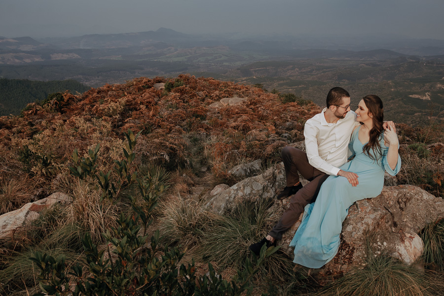 UM LINDO ENSAIO DE CASAL REALIZADO NO MORRO DA PEDRA BRANCA EM ORTIGUEIRA PARANA E FOTOGRAFADO POR LUCAS DREHER PRE WEDDING NO MORRO
