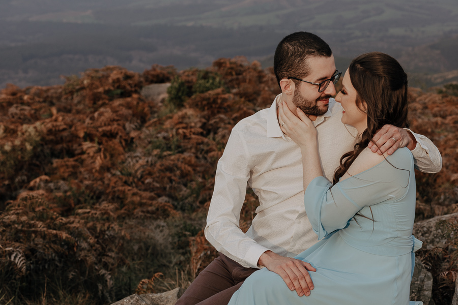 UM LINDO ENSAIO DE CASAL REALIZADO NO MORRO DA PEDRA BRANCA EM ORTIGUEIRA PARANA E FOTOGRAFADO POR LUCAS DREHER PRE WEDDING NO MORRO