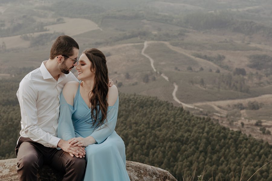 UM LINDO ENSAIO DE CASAL REALIZADO NO MORRO DA PEDRA BRANCA EM ORTIGUEIRA PARANA E FOTOGRAFADO POR LUCAS DREHER PRE WEDDING NO MORRO