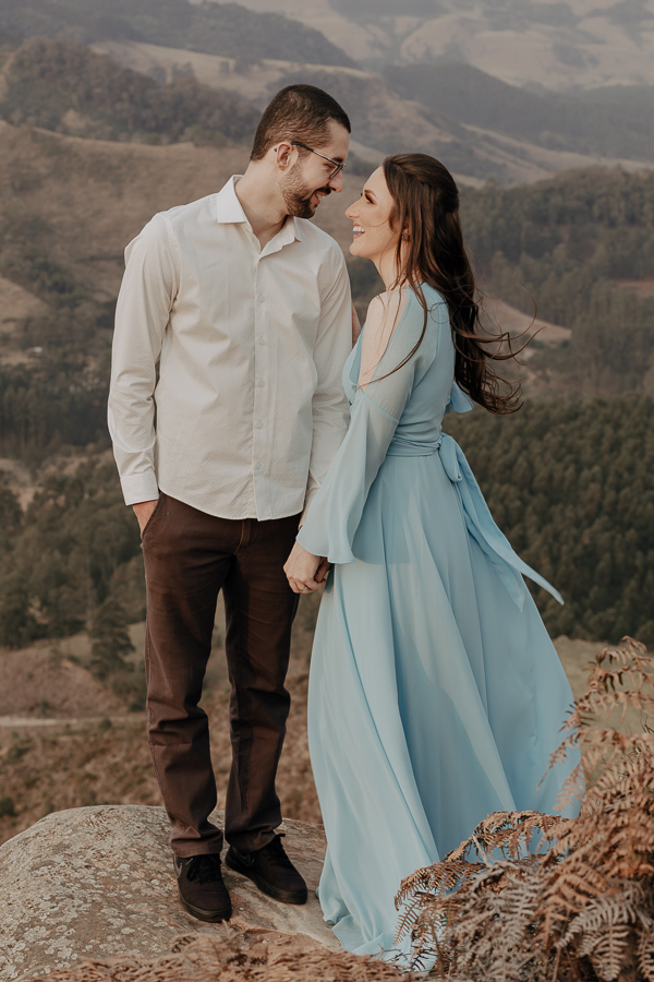 UM LINDO ENSAIO DE CASAL REALIZADO NO MORRO DA PEDRA BRANCA EM ORTIGUEIRA PARANA E FOTOGRAFADO POR LUCAS DREHER PRE WEDDING NO MORRO