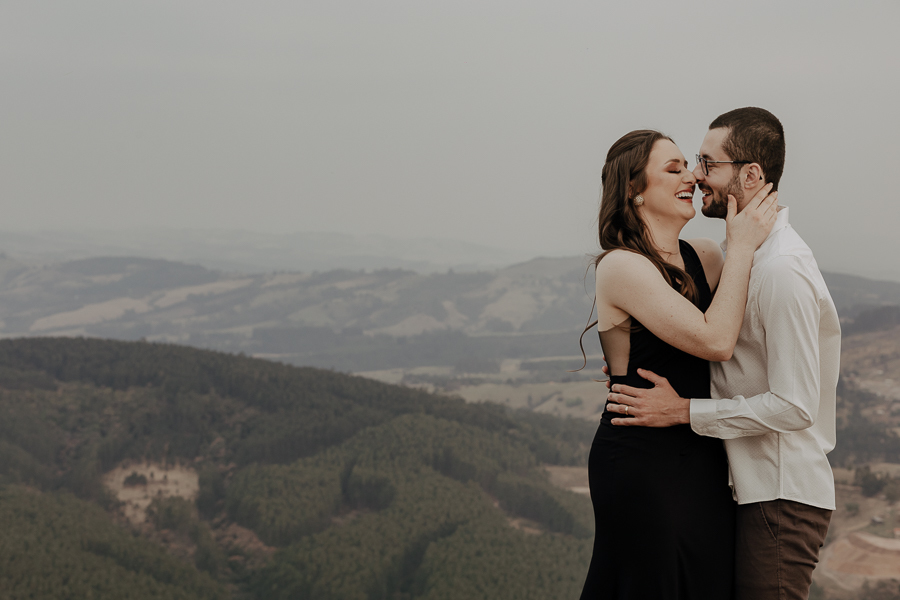 UM LINDO ENSAIO DE CASAL REALIZADO NO MORRO DA PEDRA BRANCA EM ORTIGUEIRA PARANA E FOTOGRAFADO POR LUCAS DREHER PRE WEDDING NO MORRO