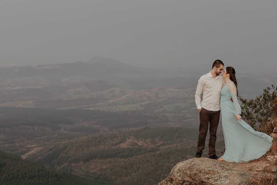 UM LINDO ENSAIO DE CASAL REALIZADO NO MORRO DA PEDRA BRANCA EM ORTIGUEIRA PARANA E FOTOGRAFADO POR LUCAS DREHER PRE WEDDING NO MORRO