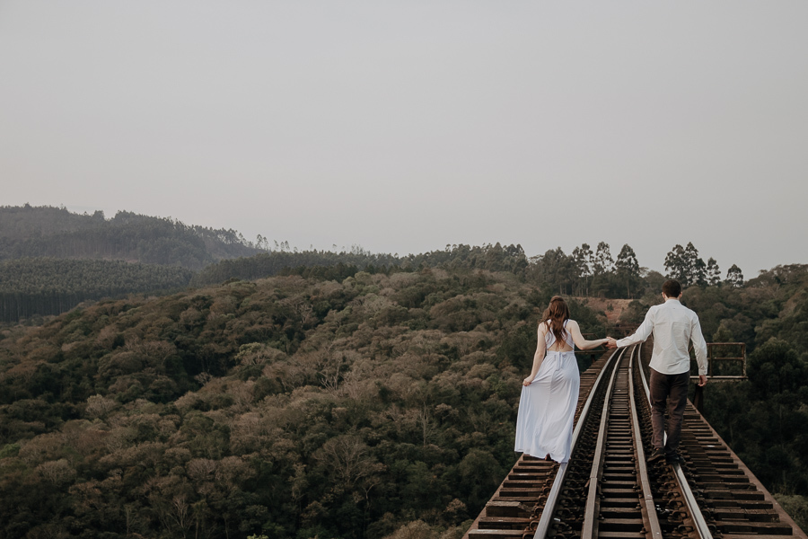 UM LINDO ENSAIO DE CASAL REALIZADO NA LINHA DO TREM SUSPENSA EM ORTIGUEIRA PARANA E FOTOGRAFADO POR LUCAS DREHER