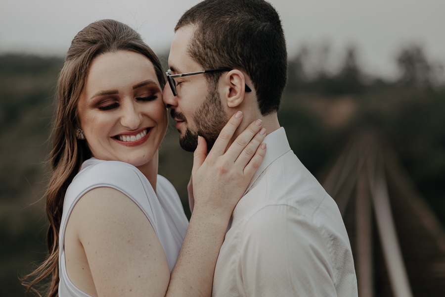 UM LINDO ENSAIO DE CASAL REALIZADO NA LINHA DO TREM SUSPENSA EM ORTIGUEIRA PARANA E FOTOGRAFADO POR LUCAS DREHER