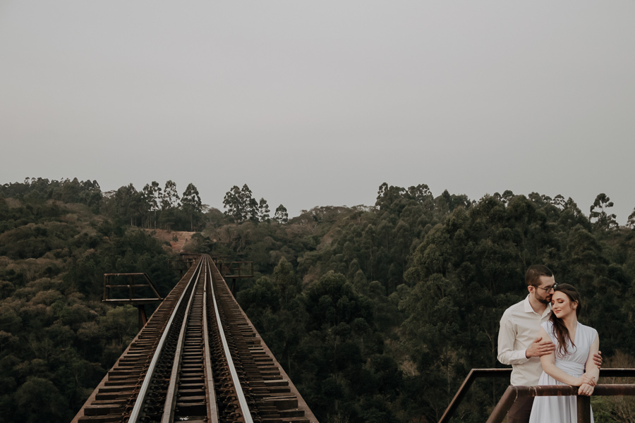 UM LINDO ENSAIO DE CASAL REALIZADO NA LINHA DO TREM SUSPENSA EM ORTIGUEIRA PARANA E FOTOGRAFADO POR LUCAS DREHER