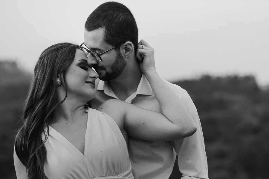 UM LINDO ENSAIO DE CASAL REALIZADO NA LINHA DO TREM SUSPENSA EM ORTIGUEIRA PARANA E FOTOGRAFADO POR LUCAS DREHER