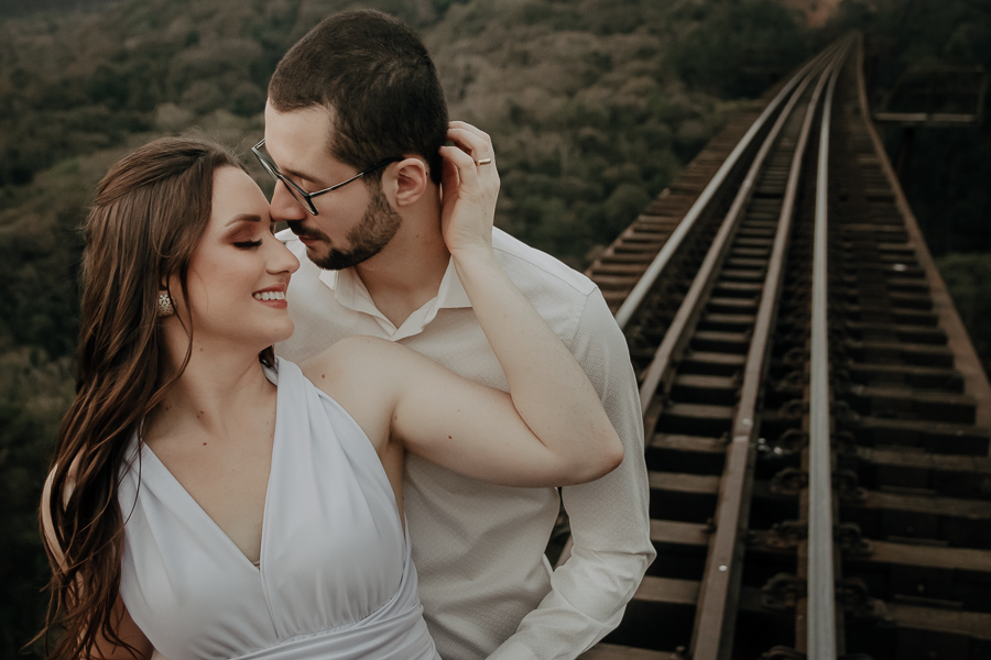 UM LINDO ENSAIO DE CASAL REALIZADO NA LINHA DO TREM SUSPENSA EM ORTIGUEIRA PARANA E FOTOGRAFADO POR LUCAS DREHER