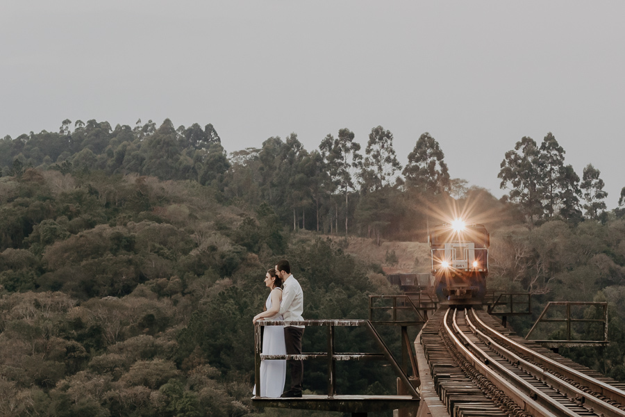 UM LINDO ENSAIO DE CASAL REALIZADO NA LINHA DO TREM SUSPENSA EM ORTIGUEIRA PARANA E FOTOGRAFADO POR LUCAS DREHER