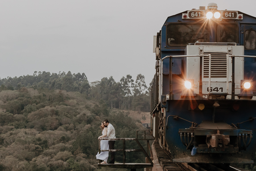 UM LINDO ENSAIO DE CASAL REALIZADO NA LINHA DO TREM SUSPENSA EM ORTIGUEIRA PARANA E FOTOGRAFADO POR LUCAS DREHER