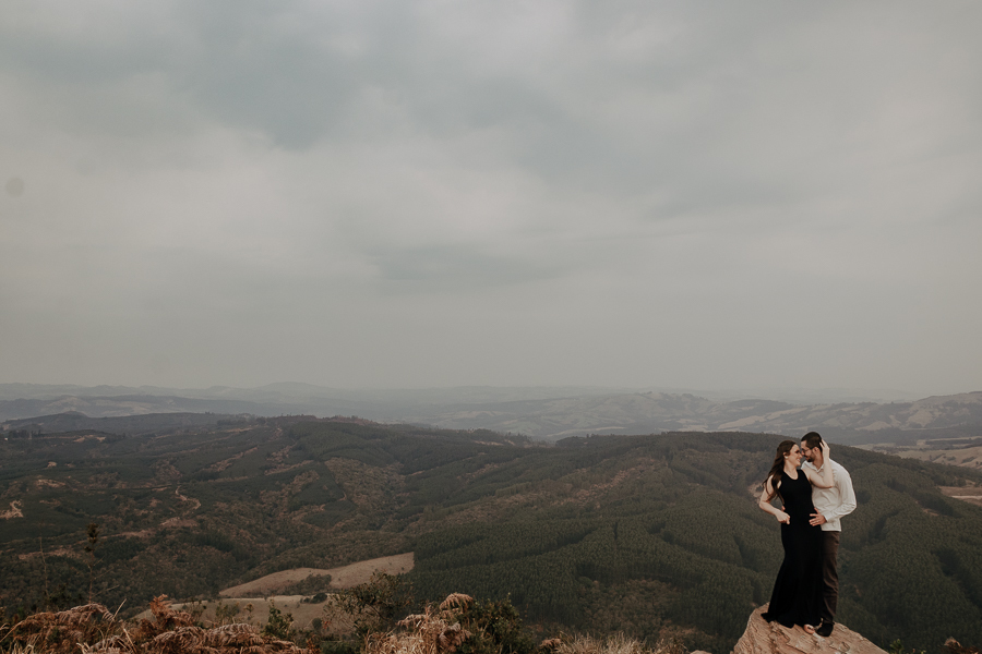 UM LINDO ENSAIO DE CASAL REALIZADO NO MORRO DA PEDRA BRANCA EM ORTIGUEIRA PARANA E FOTOGRAFADO POR LUCAS DREHER PRE WEDDING NO MORRO