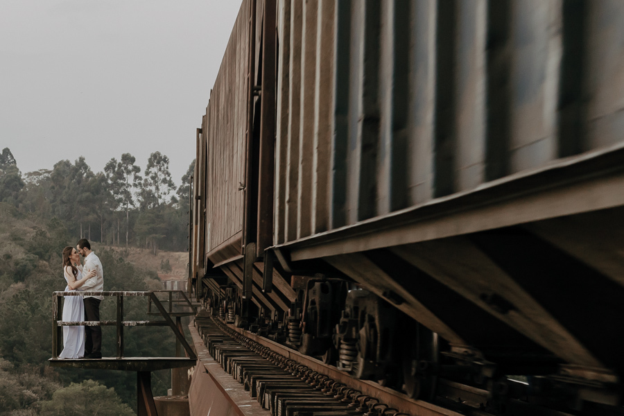UM LINDO ENSAIO DE CASAL REALIZADO NA LINHA DO TREM SUSPENSA EM ORTIGUEIRA PARANA E FOTOGRAFADO POR LUCAS DREHER
