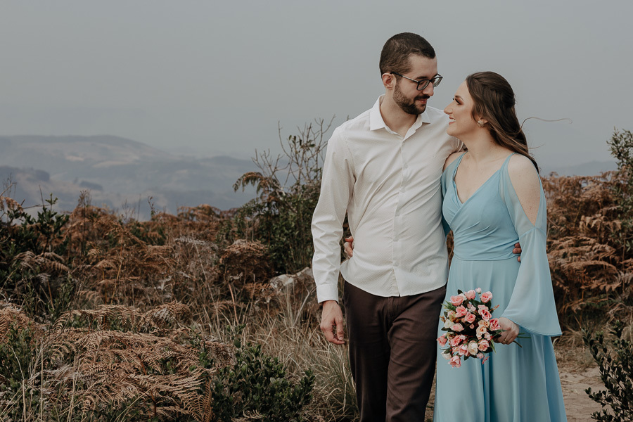 UM LINDO ENSAIO DE CASAL REALIZADO NO MORRO DA PEDRA BRANCA EM ORTIGUEIRA PARANA E FOTOGRAFADO POR LUCAS DREHER PRE WEDDING NO MORRO