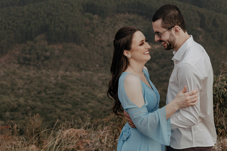 UM LINDO ENSAIO DE CASAL REALIZADO NO MORRO DA PEDRA BRANCA EM ORTIGUEIRA PARANA E FOTOGRAFADO POR LUCAS DREHER PRE WEDDING NO MORRO
