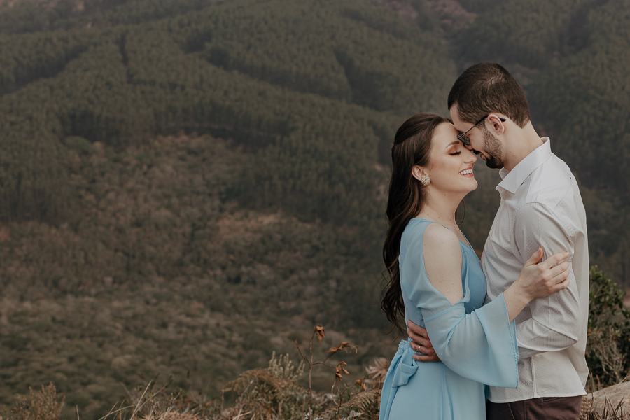 UM LINDO ENSAIO DE CASAL REALIZADO NO MORRO DA PEDRA BRANCA EM ORTIGUEIRA PARANA E FOTOGRAFADO POR LUCAS DREHER PRE WEDDING NO MORRO