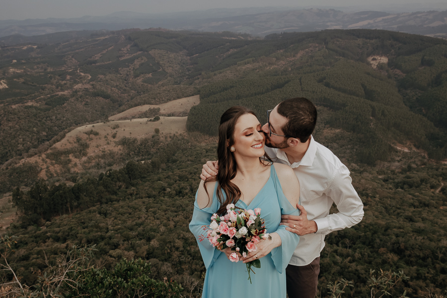 UM LINDO ENSAIO DE CASAL REALIZADO NO MORRO DA PEDRA BRANCA EM ORTIGUEIRA PARANA E FOTOGRAFADO POR LUCAS DREHER PRE WEDDING NO MORRO