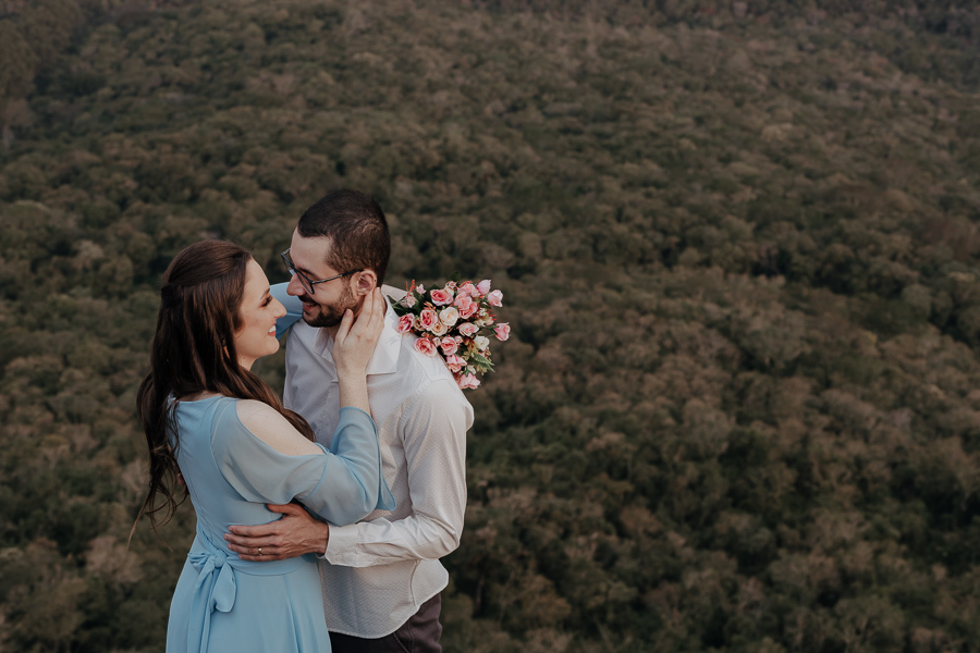 UM LINDO ENSAIO DE CASAL REALIZADO NO MORRO DA PEDRA BRANCA EM ORTIGUEIRA PARANA E FOTOGRAFADO POR LUCAS DREHER PRE WEDDING NO MORRO