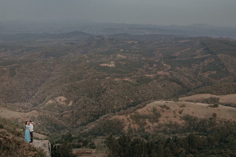 UM LINDO ENSAIO DE CASAL REALIZADO NO MORRO DA PEDRA BRANCA EM ORTIGUEIRA PARANA E FOTOGRAFADO POR LUCAS DREHER PRE WEDDING NO MORRO