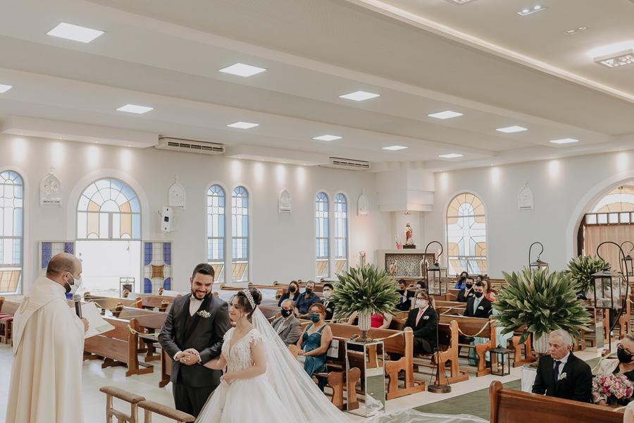 CERIMONIA CATÓLICA REALIZADA NA PARÓQUIA NOSSA SENHORA DO CARAVAGGIO EM CAMPO MOURAO PARANA E FOTOGRAFADO POR LUCAS DREHER E ALINE DREHER
