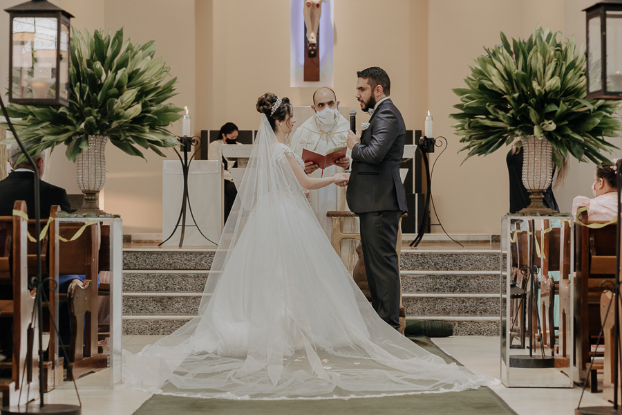 CERIMONIA CATÓLICA REALIZADA NA PARÓQUIA NOSSA SENHORA DO CARAVAGGIO EM CAMPO MOURAO PARANA E FOTOGRAFADO POR LUCAS DREHER E ALINE DREHER