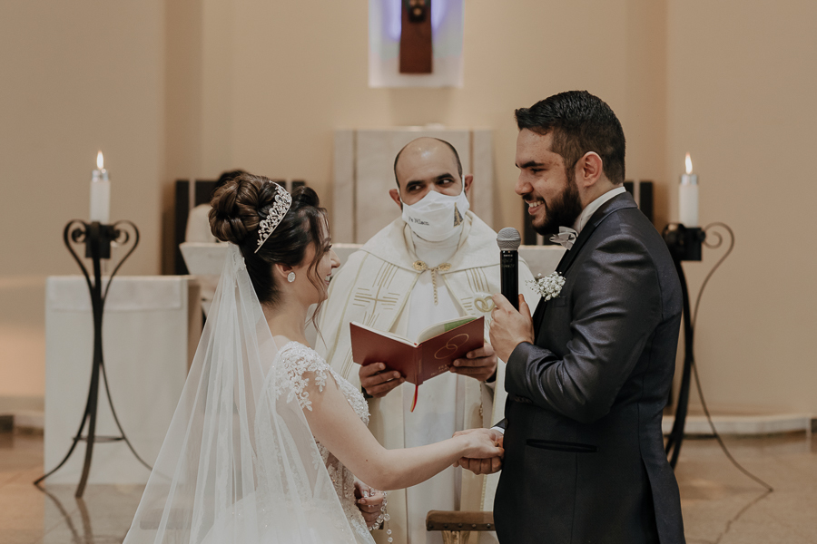 CERIMONIA CATÓLICA REALIZADA NA PARÓQUIA NOSSA SENHORA DO CARAVAGGIO EM CAMPO MOURAO PARANA E FOTOGRAFADO POR LUCAS DREHER E ALINE DREHER