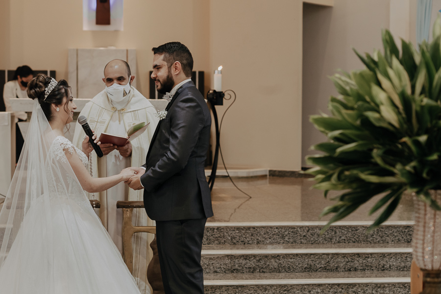 CERIMONIA CATÓLICA REALIZADA NA PARÓQUIA NOSSA SENHORA DO CARAVAGGIO EM CAMPO MOURAO PARANA E FOTOGRAFADO POR LUCAS DREHER E ALINE DREHER
