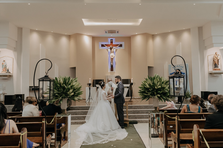 CERIMONIA CATÓLICA REALIZADA NA PARÓQUIA NOSSA SENHORA DO CARAVAGGIO EM CAMPO MOURAO PARANA E FOTOGRAFADO POR LUCAS DREHER E ALINE DREHER