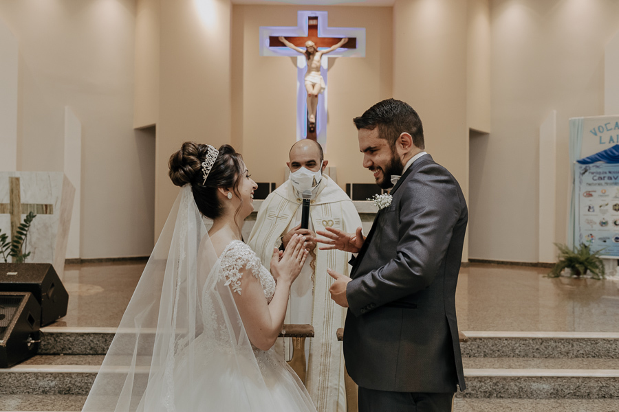 CERIMONIA CATÓLICA REALIZADA NA PARÓQUIA NOSSA SENHORA DO CARAVAGGIO EM CAMPO MOURAO PARANA E FOTOGRAFADO POR LUCAS DREHER E ALINE DREHER