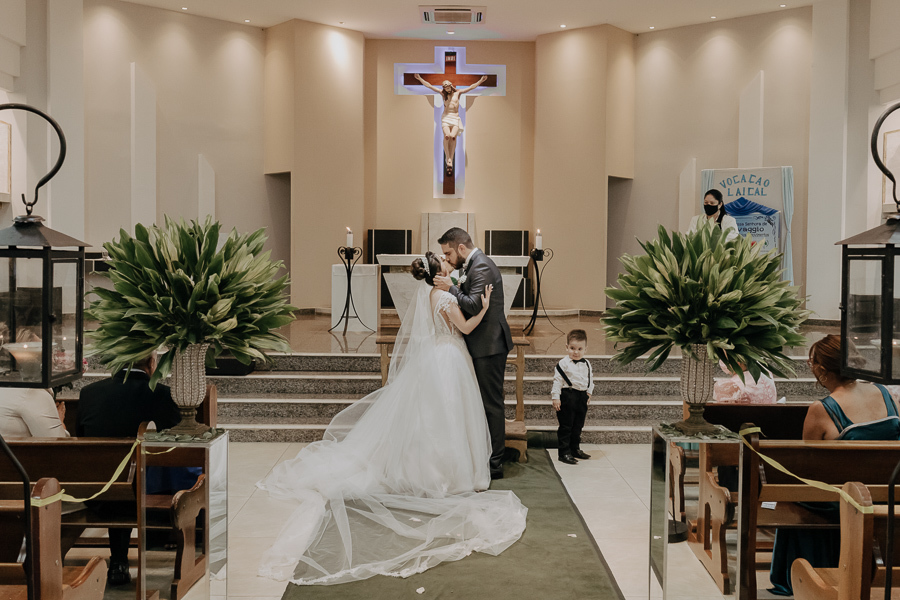 CERIMONIA CATÓLICA REALIZADA NA PARÓQUIA NOSSA SENHORA DO CARAVAGGIO EM CAMPO MOURAO PARANA E FOTOGRAFADO POR LUCAS DREHER E ALINE DREHER
