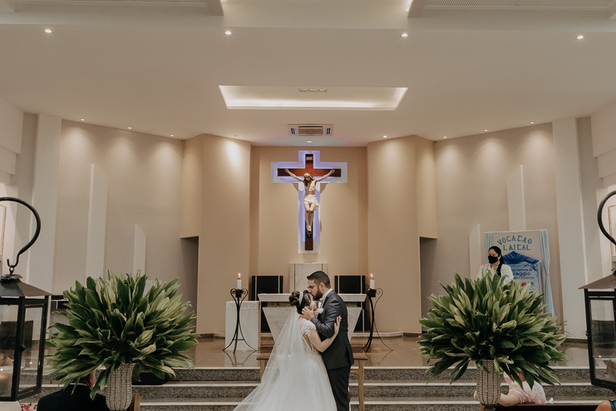 CERIMONIA CATÓLICA REALIZADA NA PARÓQUIA NOSSA SENHORA DO CARAVAGGIO EM CAMPO MOURAO PARANA E FOTOGRAFADO POR LUCAS DREHER E ALINE DREHER