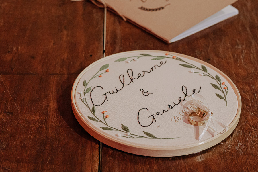 CERIMONIA DE CASAMENTO AO AR LIVRE REALIZADA DE DIA NO CAPIM LIMAO EM MARINGA NO PARANA E FOTOGRAFADO POR LUCAS DREHER E ALINE DREHER