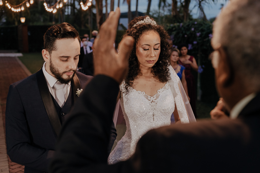 CERIMONIA DE CASAMENTO AO AR LIVRE REALIZADA DE DIA NO CAPIM LIMAO EM MARINGA NO PARANA E FOTOGRAFADO POR LUCAS DREHER E ALINE DREHER