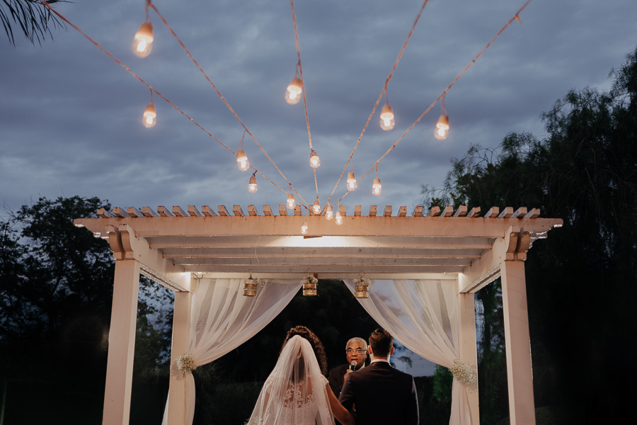 CERIMONIA DE CASAMENTO AO AR LIVRE REALIZADA DE DIA NO CAPIM LIMAO EM MARINGA NO PARANA E FOTOGRAFADO POR LUCAS DREHER E ALINE DREHER