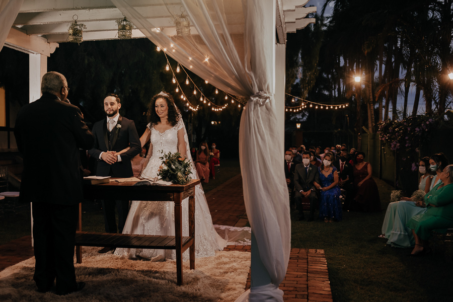 CERIMONIA DE CASAMENTO AO AR LIVRE REALIZADA DE DIA NO CAPIM LIMAO EM MARINGA NO PARANA E FOTOGRAFADO POR LUCAS DREHER E ALINE DREHER