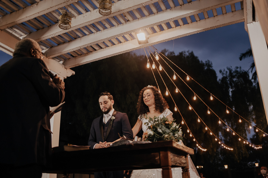 CERIMONIA DE CASAMENTO AO AR LIVRE REALIZADA DE DIA NO CAPIM LIMAO EM MARINGA NO PARANA E FOTOGRAFADO POR LUCAS DREHER E ALINE DREHER