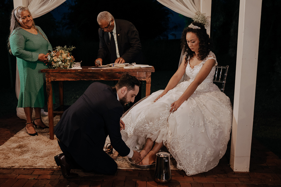 CERIMONIA DE CASAMENTO AO AR LIVRE REALIZADA DE DIA NO CAPIM LIMAO EM MARINGA NO PARANA E FOTOGRAFADO POR LUCAS DREHER E ALINE DREHER