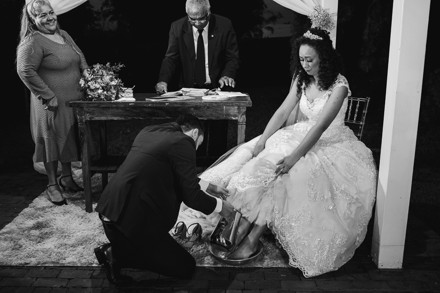 CERIMONIA DE CASAMENTO AO AR LIVRE REALIZADA DE DIA NO CAPIM LIMAO EM MARINGA NO PARANA E FOTOGRAFADO POR LUCAS DREHER E ALINE DREHER