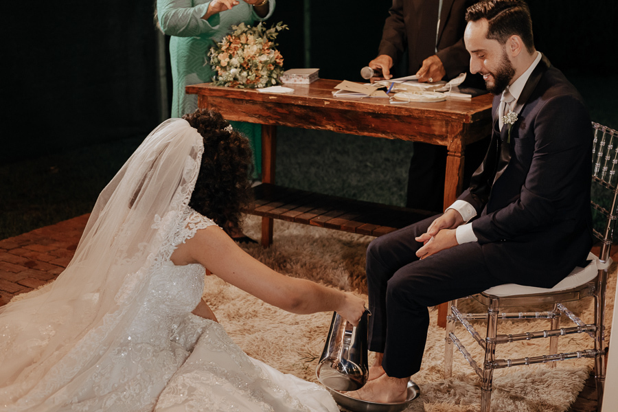 CERIMONIA DE CASAMENTO AO AR LIVRE REALIZADA DE DIA NO CAPIM LIMAO EM MARINGA NO PARANA E FOTOGRAFADO POR LUCAS DREHER E ALINE DREHER
