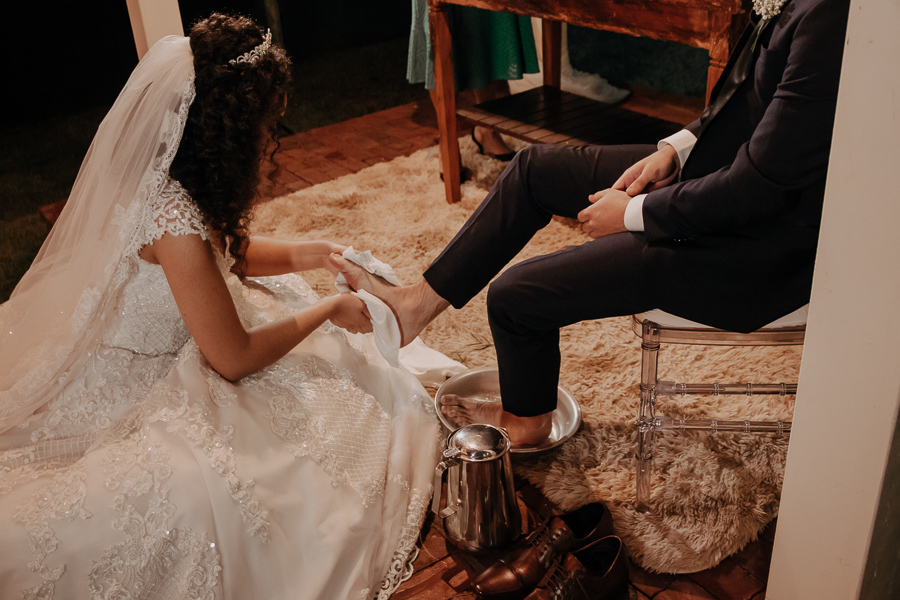 CERIMONIA DE CASAMENTO AO AR LIVRE REALIZADA DE DIA NO CAPIM LIMAO EM MARINGA NO PARANA E FOTOGRAFADO POR LUCAS DREHER E ALINE DREHER