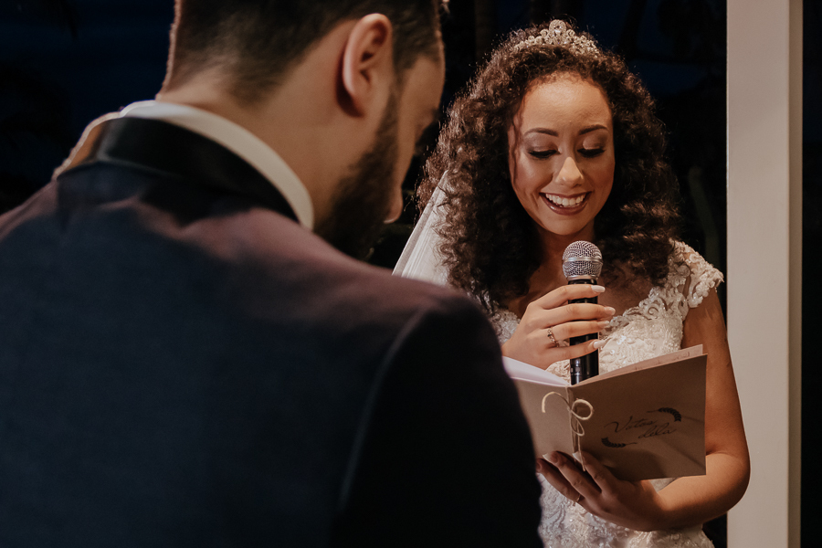 CERIMONIA DE CASAMENTO AO AR LIVRE REALIZADA DE DIA NO CAPIM LIMAO EM MARINGA NO PARANA E FOTOGRAFADO POR LUCAS DREHER E ALINE DREHER