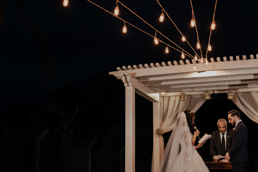 CERIMONIA DE CASAMENTO AO AR LIVRE REALIZADA DE DIA NO CAPIM LIMAO EM MARINGA NO PARANA E FOTOGRAFADO POR LUCAS DREHER E ALINE DREHER